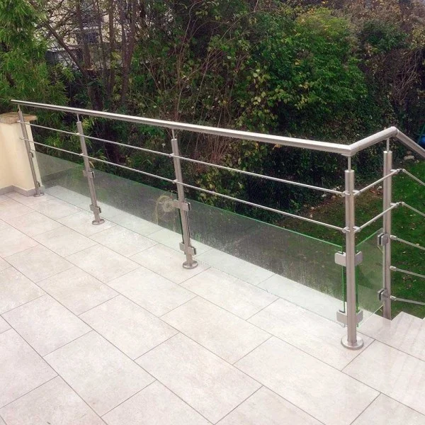 Balustrade tube inox et soubassement verre