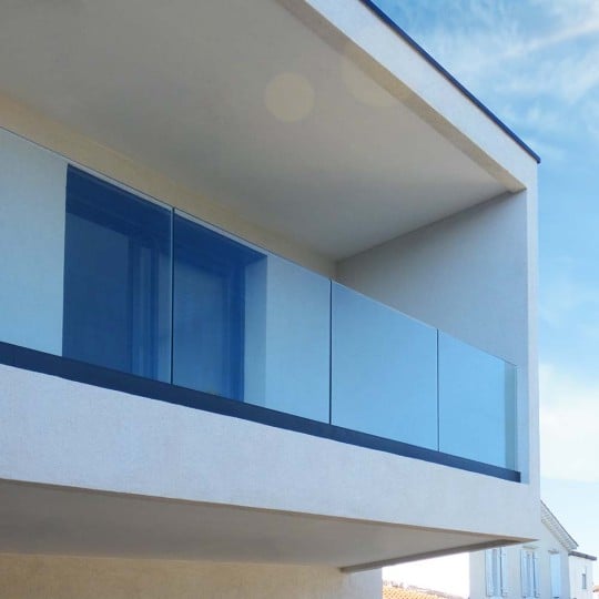 Garde-corps verre sur profilé avec rail gris 7016