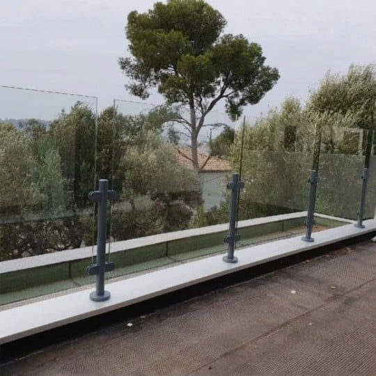 Garde-corps verre avec poteau acier RAL 7016 pour