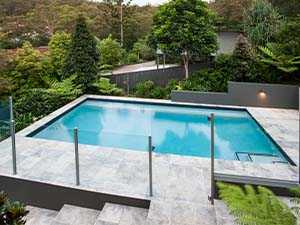 clôture piscine en verre sur poteaux inox
