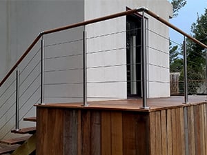 Rambarde d'escalier avec câbles et main courante bois