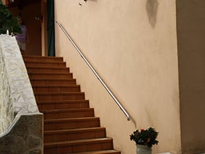 Rampe escalier extérieur main courante inox murale