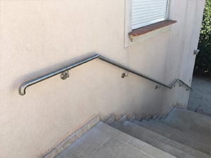 Rampe escalier PMR main courante avec embout crosse