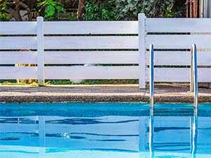 clôture piscine en bois