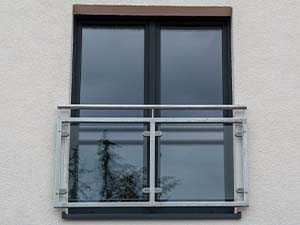 garde-corps fenêtre en verre et acier inox