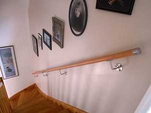 rampe d'escalier en bois en intérieur