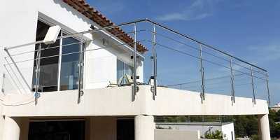clôture terrasse à tubes de 12mm avec soubassement en verre