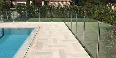 Clôture piscine en verre dans un ERP