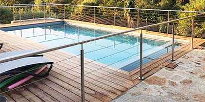 garde-corps à câbles poli miroir en bord de piscine sur terrasse en bois