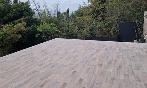 Terrasse avec garde-corps en verre sur profilé aluminium inox – Inoxkit