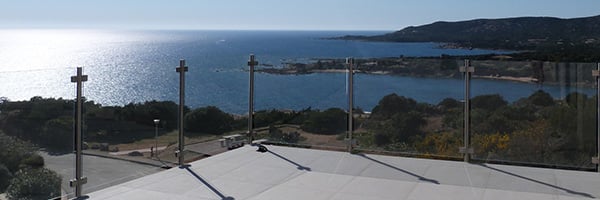 Garde-corps en verre sans main courante sur une terrasse