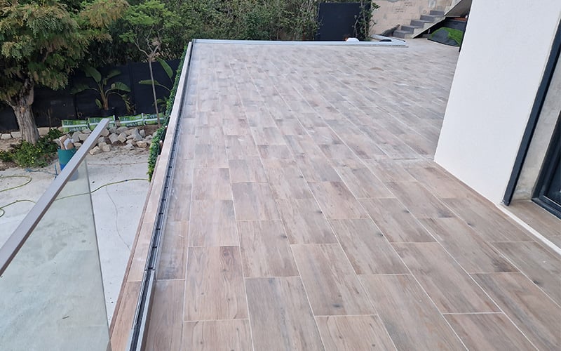 Pose du profilé aluminium garde-corps verre terrasse – chantier Inoxkit