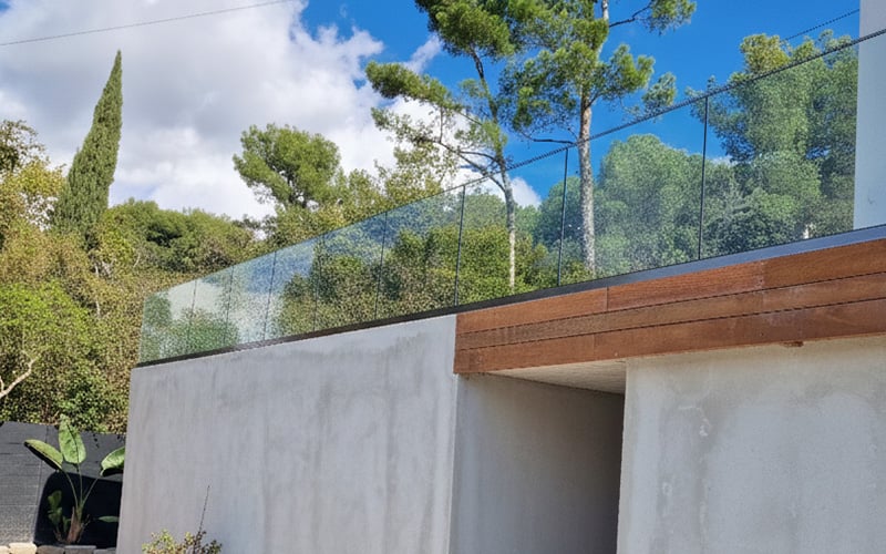 Résultat final garde-corps en verre sur profilé aluminium – terrasse contemporaine Inoxkit