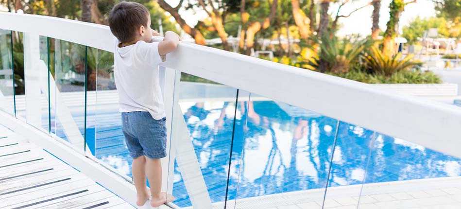 rambarde piscine en verre pour protéger les enfants