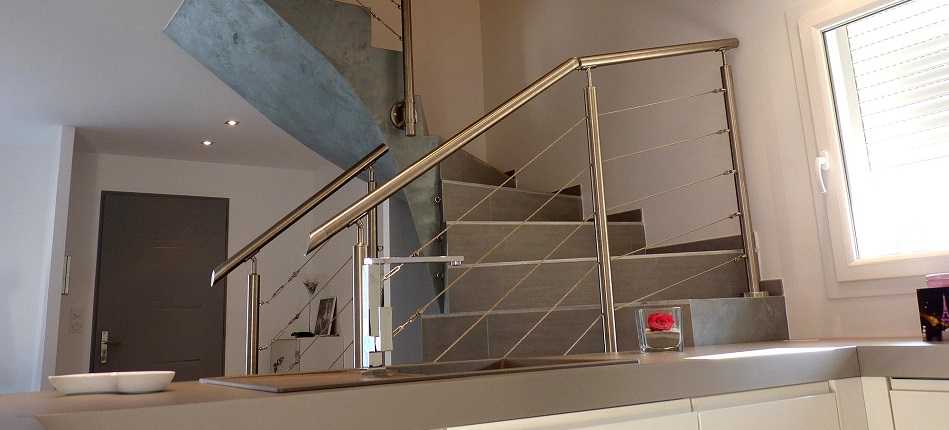 Escalier intérieur sécurisé avec une rambarde