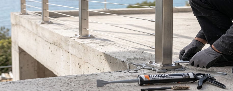 Garde-corps à câbles inox posé sur terrasse béton par scellement chimique - réalisation Inoxkit La Seyne-sur-Mer