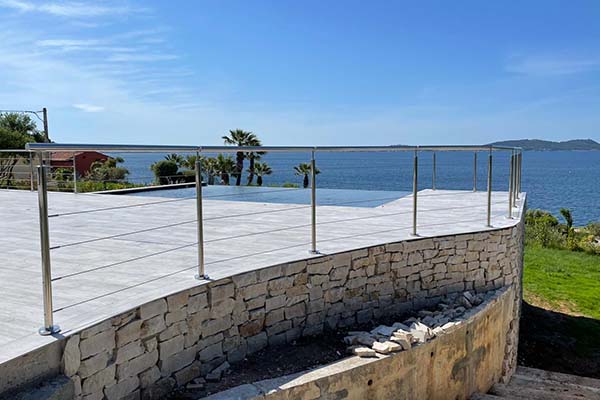 Rambarde avec câbles en inox, vue sur la mer