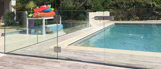 Cloture de piscine en verre