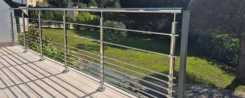 Garde-corps avec barres inox