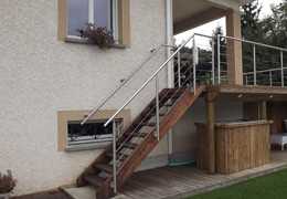 Une maison bien sécurisée avec la rambarde d'escalier