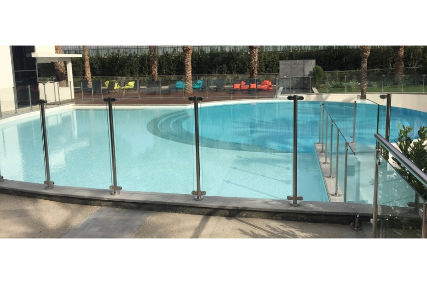 Impact environnemental des clôtures de piscine en verre