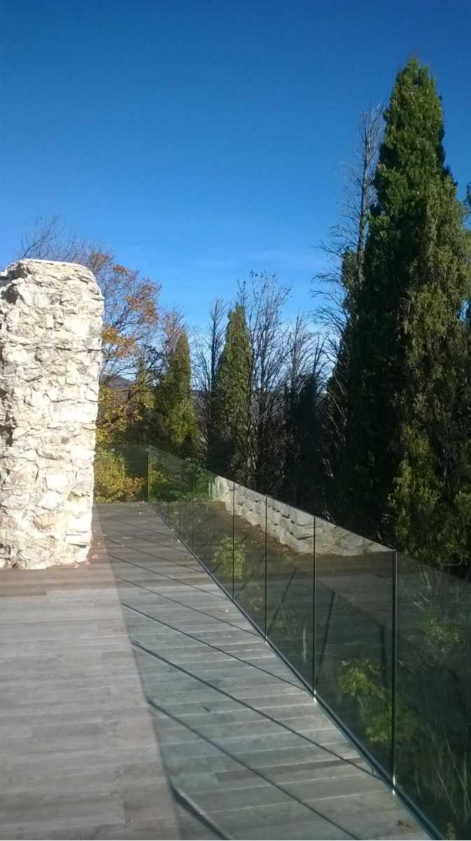  Garde-corps verre sur un profil u en aluminium sur une terrasse 
