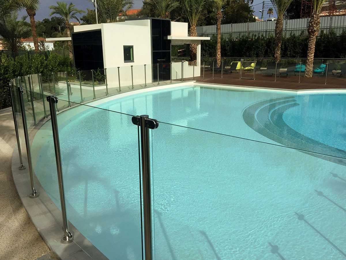  Barrière de piscine en verre avec poteau inox en pose à la française 